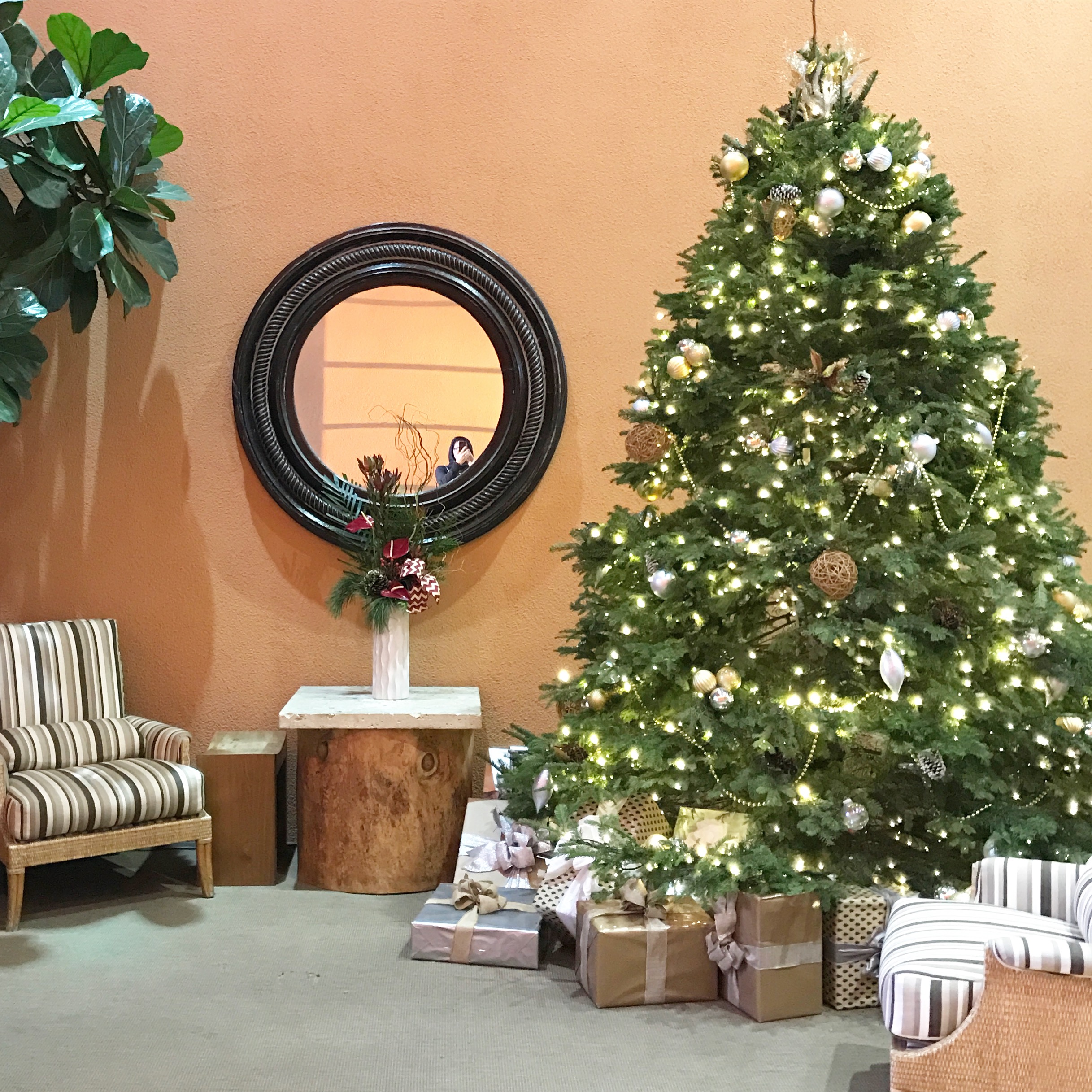 Bay Club at Courtside Holiday decor