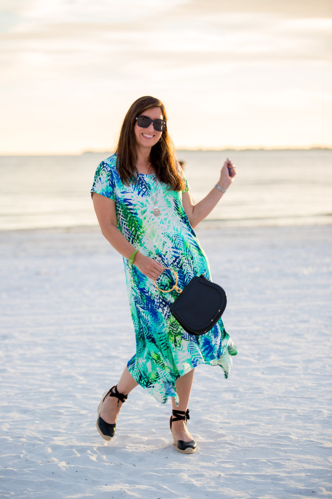 how to dress for a cocktail party on the beach