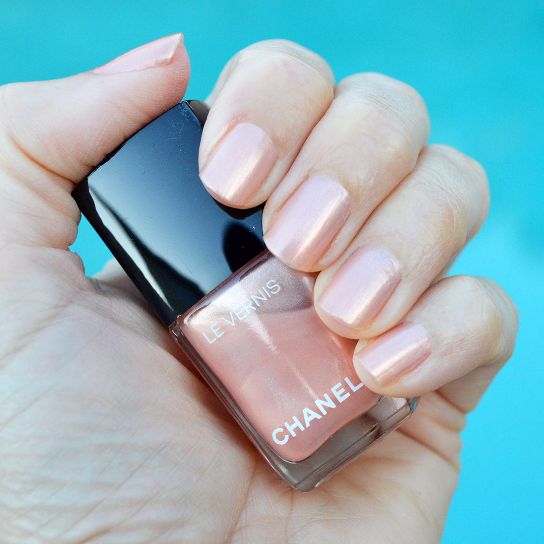 chanel perle de corail nail polish pierre de lumiere late spring 2019 coral