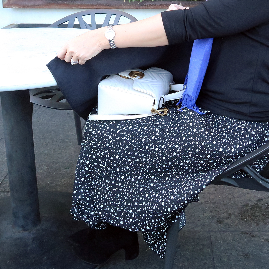 where to place your handbag at a restaurant