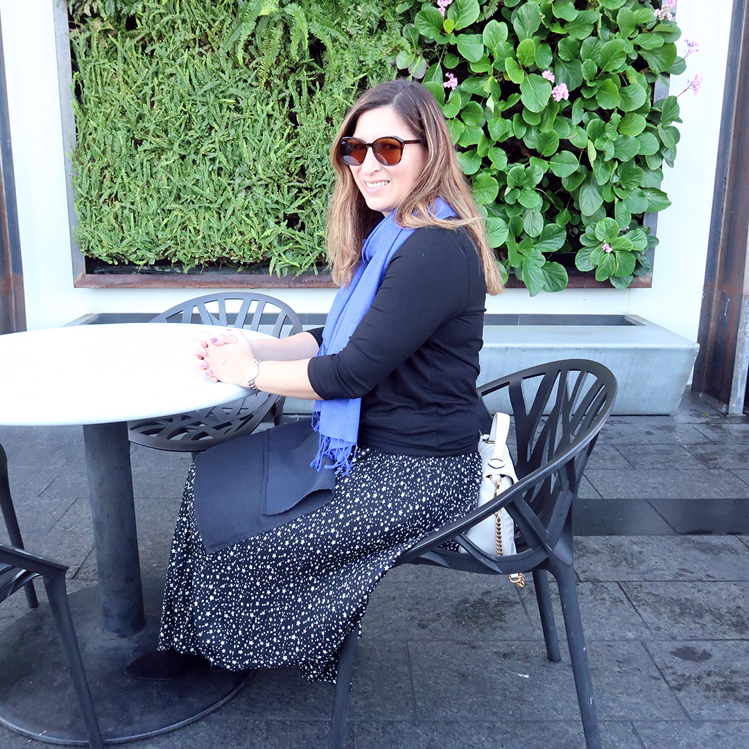 where to place your handbag at a restaurant