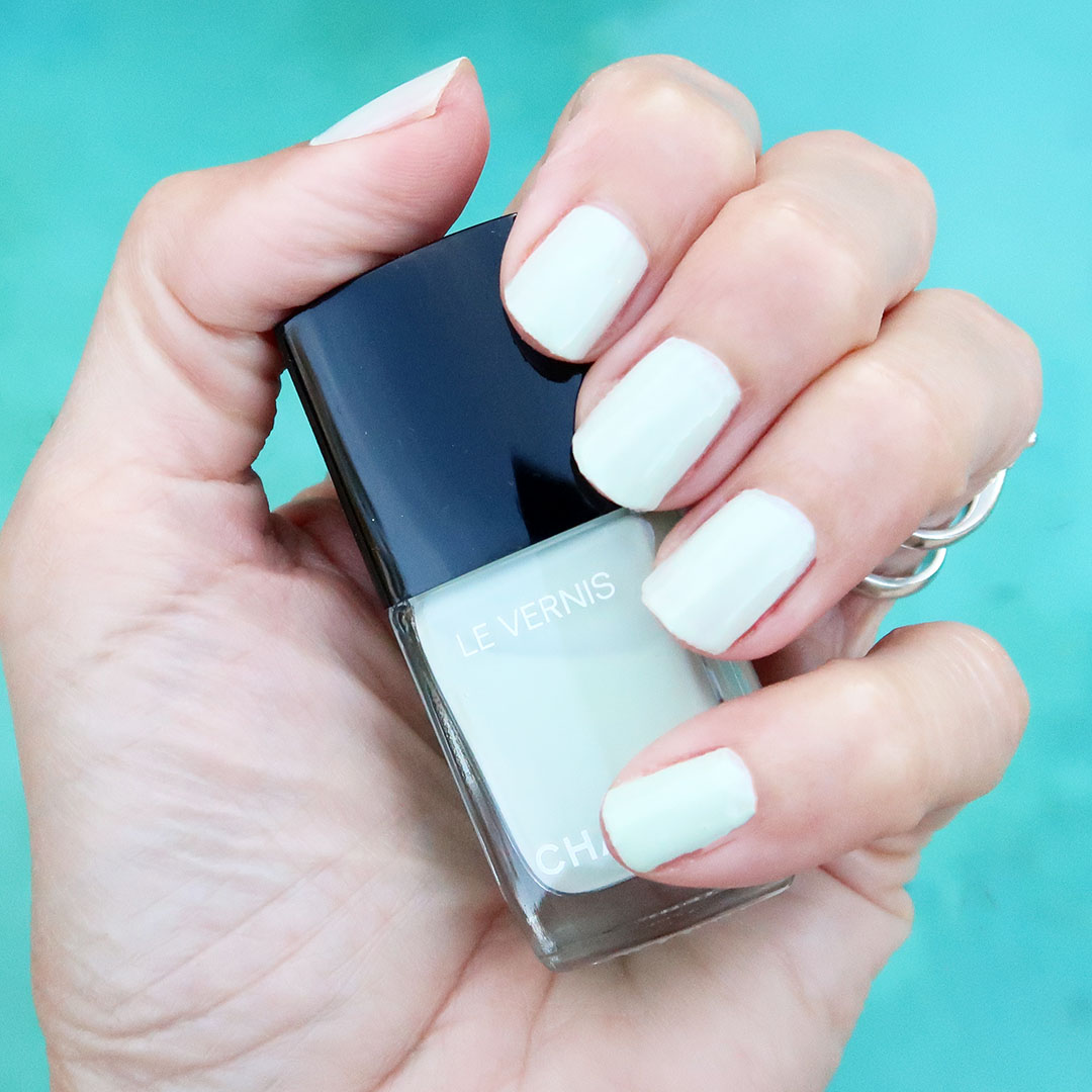chanel sea sea green nail polish summer 2022