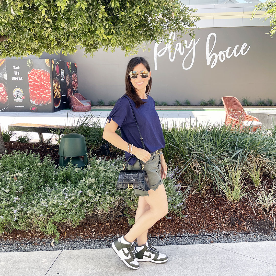 how to wear sneakers over 40